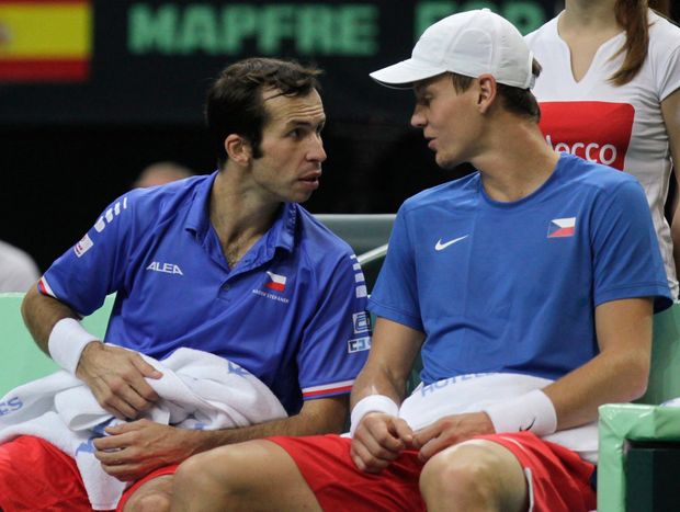 Taktická porada českého týmu během finále Davis Cupu Taktická porada českého týmu během finále Davis Cupu