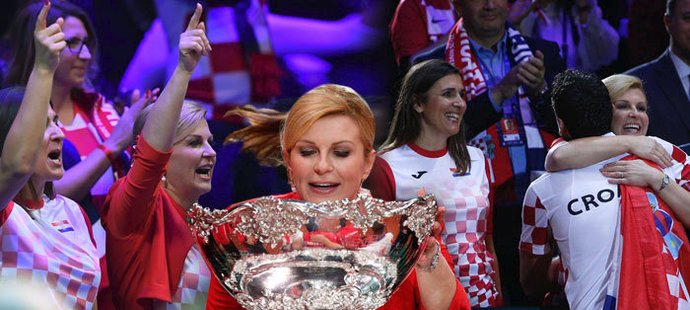 Chorvatská prezidentka Kolinda Grabarová-Kitarovičová fandila o víkendu tenistům ve finále Davisova poháru ve Francii