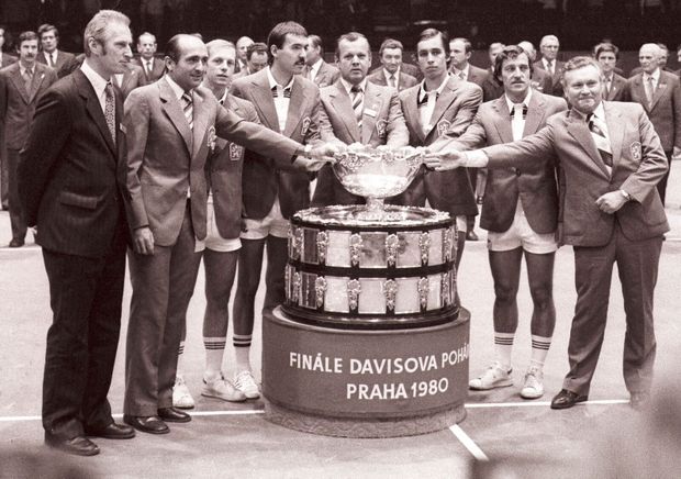 Vítězný tým z roku 1980: (zleva) Cyril Suk, Pavel Korda, Pavel Složil, Tomáš Šmíd, Ivan Lendl a Jan Kodeš Vítězný tým z roku 1980: (zleva) Cyril Suk, Pavel Korda, Pavel Složil, Tomáš Šmíd, Ivan Lendl a Jan Kodeš