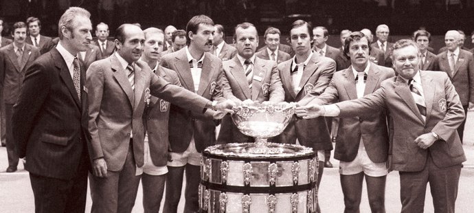 Vítězný tým z roku 1980: (zleva) Cyril Suk, Pavel Korda, Pavel Složil, Tomáš Šmíd, Ivan Lendl a Jan Kodeš