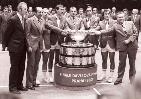 Vítězný tým z roku 1980: (zleva) Cyril Suk, Pavel Korda, Pavel Složil, Tomáš Šmíd, Ivan Lendl a Jan Kodeš