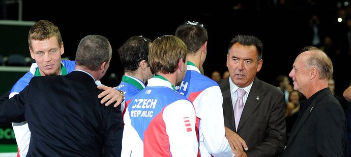 Tomáš Šmíd (uprostřed) gratuluje Lukáši Rosolovi, vedle něho stojí Pavel Složil, vlevo přijímá gratulace od vítězů Davis Cupu Tomáš Berdych