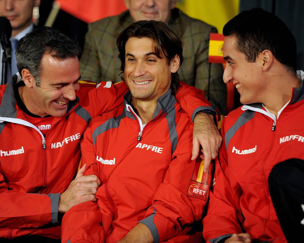 Rozesmátý španělský kapitán Alex Corretja (vlevo) drží za ramena svou jedničku Davida Ferrera, vpravo Nicolas Almagro