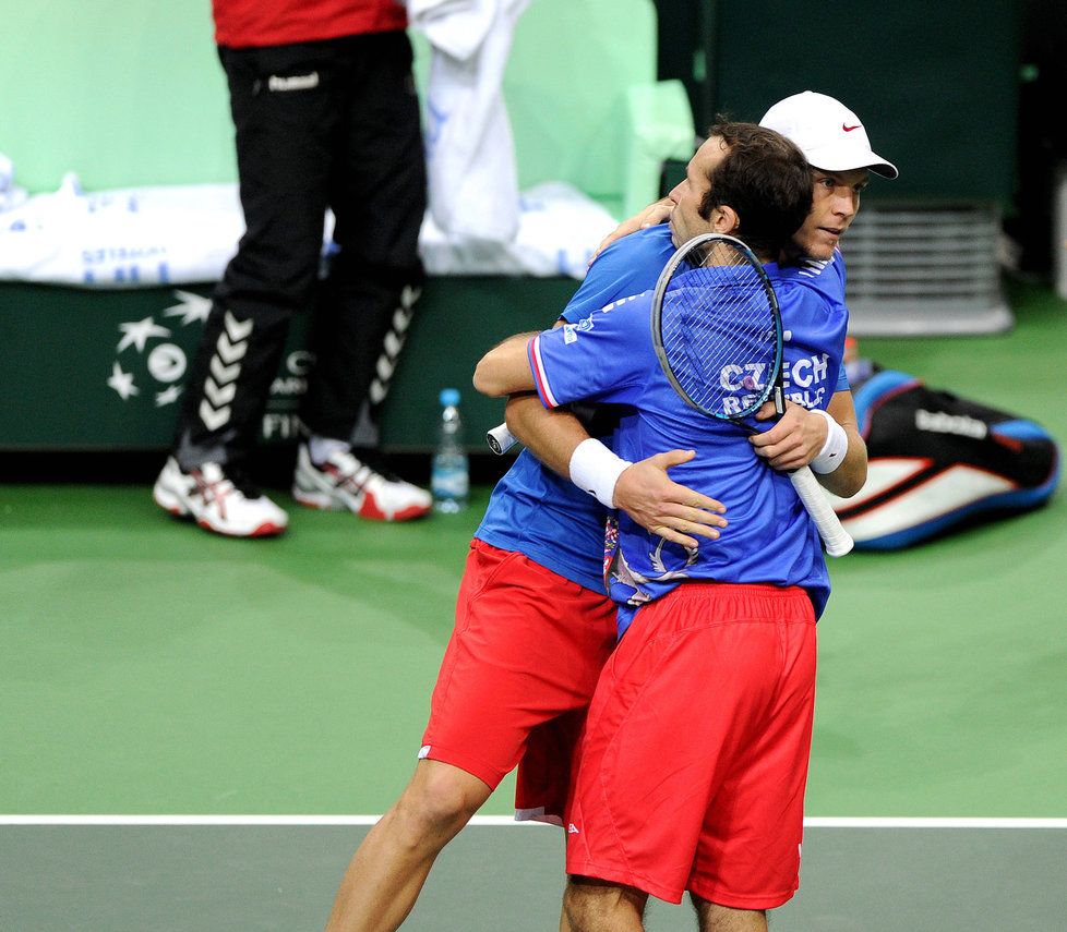 Vítězné objetí. Tomáš Berdych si padl do náručí s parťákem Radkem Štěpánkem. K triumfu v Davis Cupu chybí jediný bod