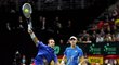 Tomáš Berdych přihlíží smeči Radka Štěpánka ve finále Davis Cupu