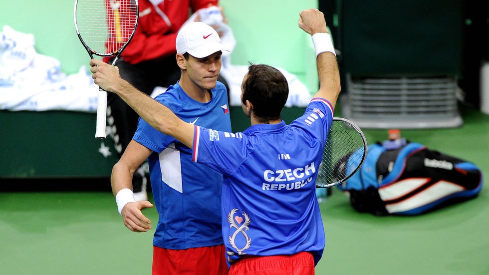 Radek Štěpánek (vpravo) se vrhá kolem krku svému parťákovi Tomáši Berdychovi po vyhrané čtyřhře