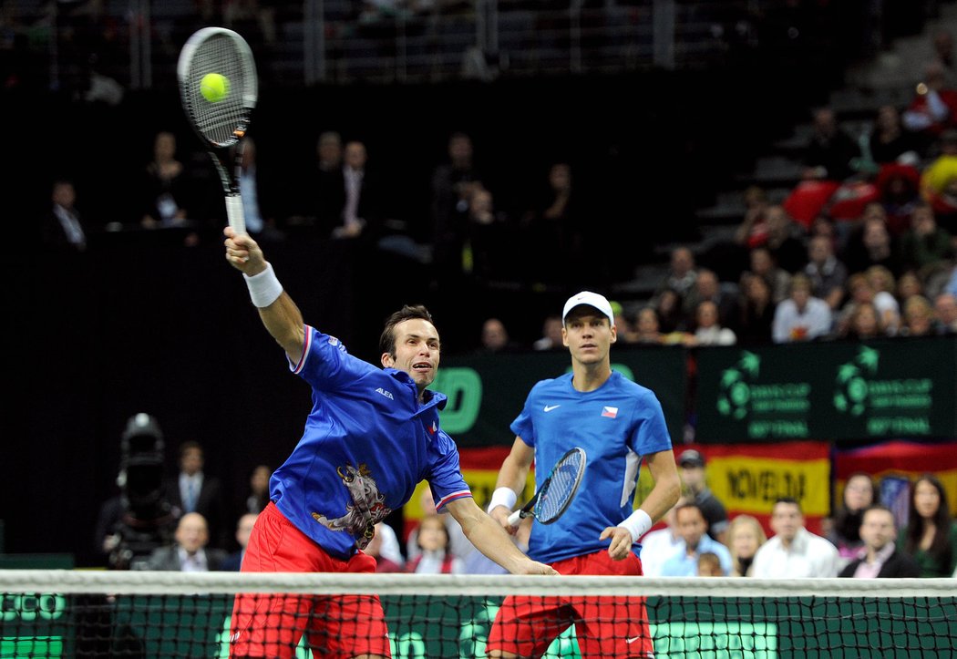 Tomáš Berdych přihlíží smeči Radka Štěpánka ve finále Davis Cupu