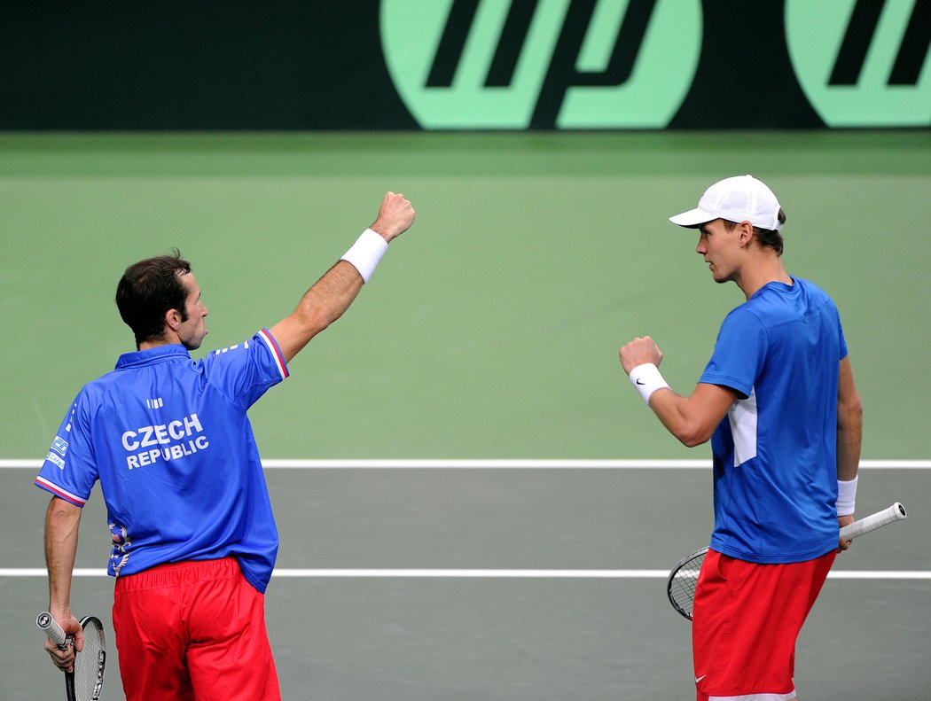 Radek Štěpánek (vlevo) a Tomáš Berdych se hecují v duelu se Španěly