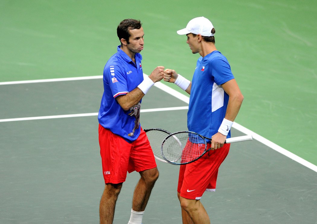 Radek Štěpánek (vlevo) se raduje z úspěšného míčku v duelu proti španělské dvojici Granollers, Lopez