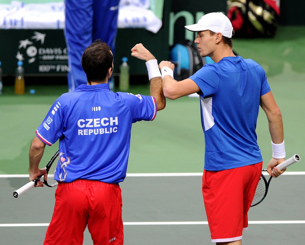 Česká radost! Radek Štěpánek a Tomáš Berdych (vpravo) slaví úspěšnou výměnu