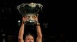 Jaroslav Navrátil zvedá nad hlavu pohár pro vítěze Davis Cupu