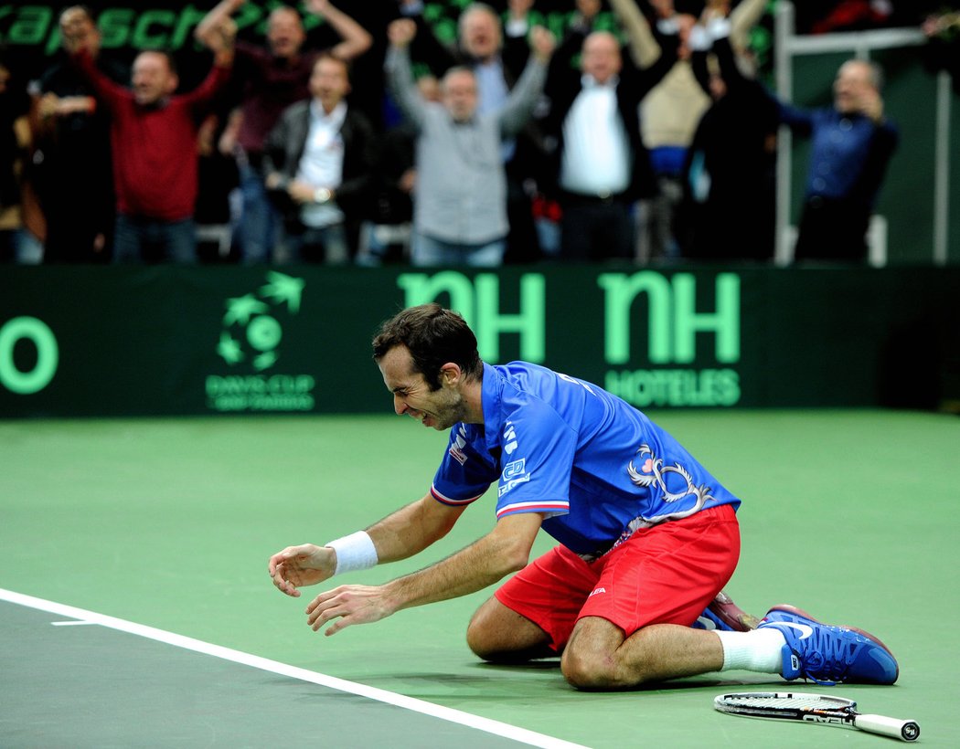 Radek Štěpánek v euforii klesá na zem, právě dotáhl Česko k Davisovu poháru