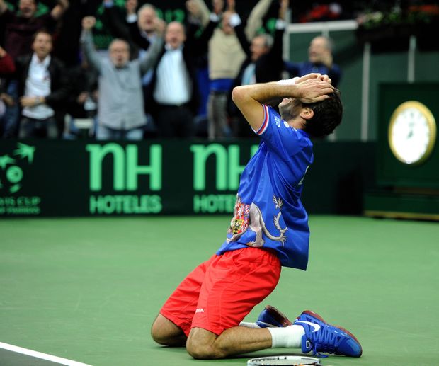 Radek Štěpánek se chytá za hlavu pár vteřin poté, co porazil Almagra a dotáhl Česko k davicupovému triumfu... Radek Štěpánek se chytá za hlavu pár vteřin poté, co porazil Almagra a dotáhl Česko k davicupovému triumfu...