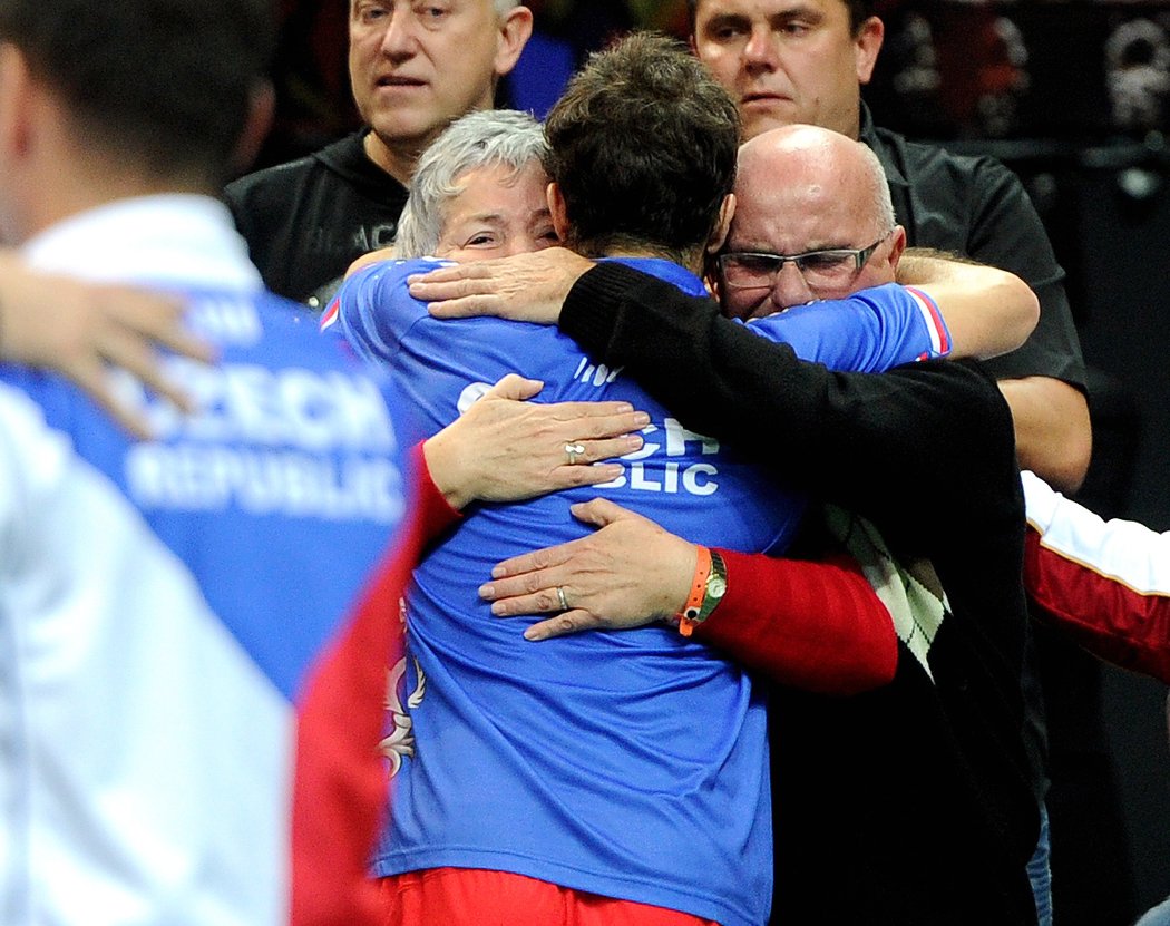 Jeden z nejemotivnějších okamžiků po daviscupovém triumfu: Radek Štěpánek objímá své rodiče