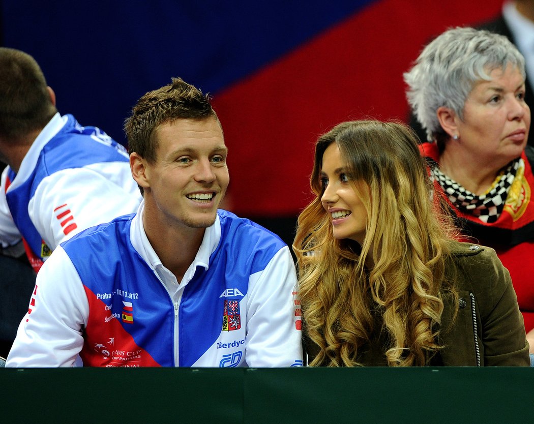 Tomáš Berdych držel palce Radku Štěpánkovi v duelu s Davidem Ferrerem vedle své přítelkyně Ester Sátorové