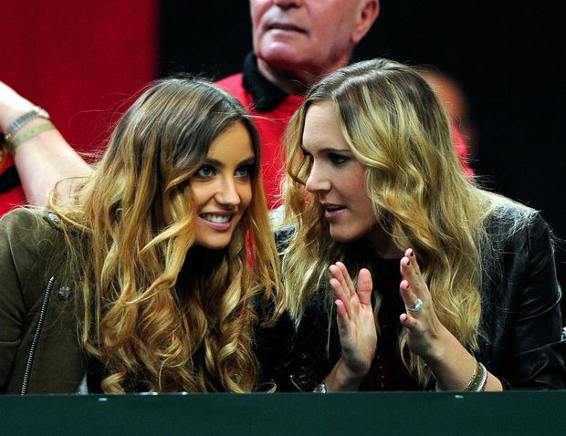 Holky drží palce - přítelkyně Tomáše Berdycha Ester Sátorová (vlevo) a dnes již exmanželka Radka Štěpánka Nicole Vaidišová na finále Davis Cupu Holky drží palce - přítelkyně Tomáše Berdycha Ester Sátorová (vlevo) a dnes již exmanželka Radka Štěpánka Nicole Vaidišová na finále Davis Cupu