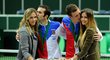 Daviscupoví hrdinové se svými partnerkami: Radek Štěpánek s Nicole a Tomáš Berdych a jeho Ester pózují se salátovou mísou