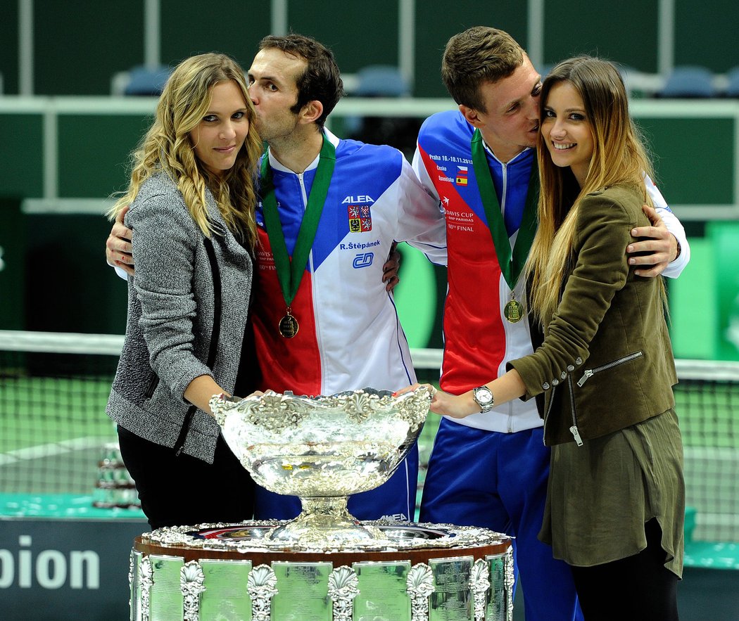 Daviscupoví hrdinové se svými partnerkami: Radek Štěpánek s Nicole a Tomáš Berdych a jeho Ester pózují se salátovou mísou