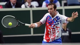 Radek Štěpánek pod dohledem českých celebrit oblékl na finále Davis Cupu tradičně tričko v národních barvách.