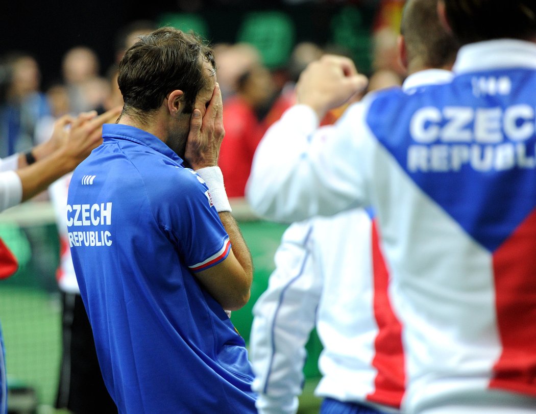 Radek Štěpánek jakoby nevěřil, že to opravdu dokázal. To on posunul český tým k daviscupovému titulu