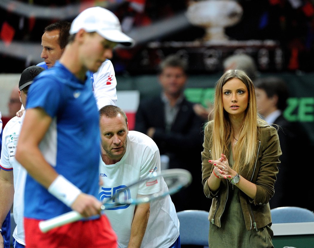 Ester Sátorová hecuje svého přítele Tomáše Berdycha v duelu s Davidem Ferrerem