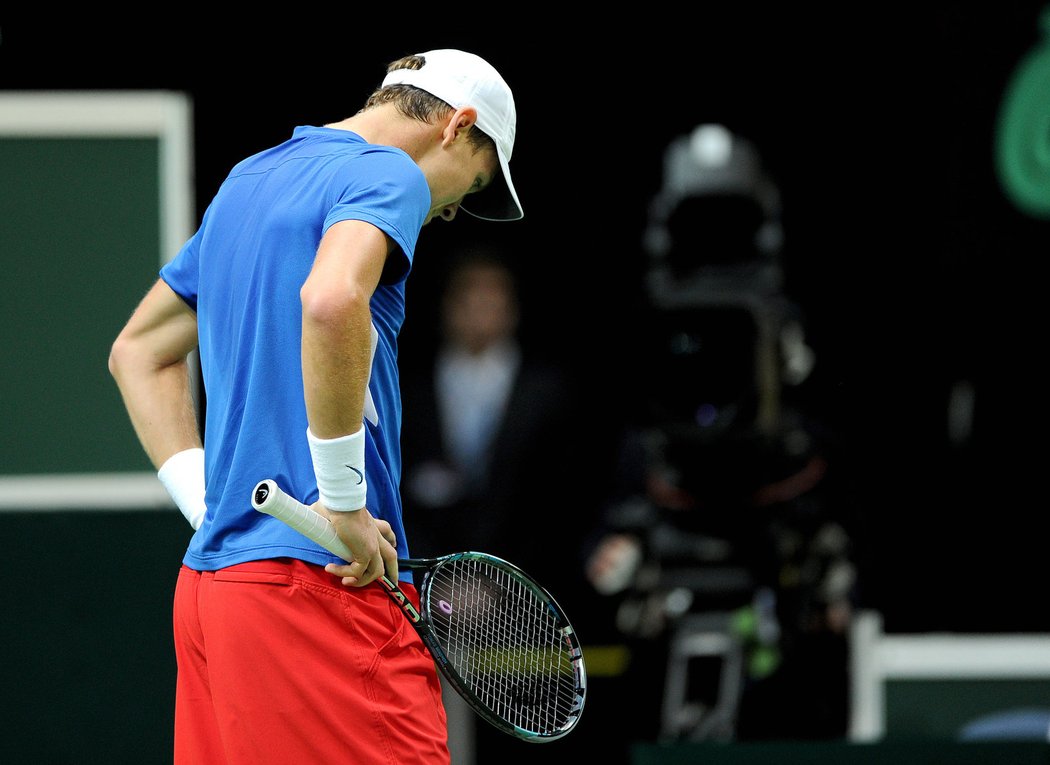 Tomáš Berdych marně přemýšlí, jak se dostat Davidu Ferrerovi na kobylku