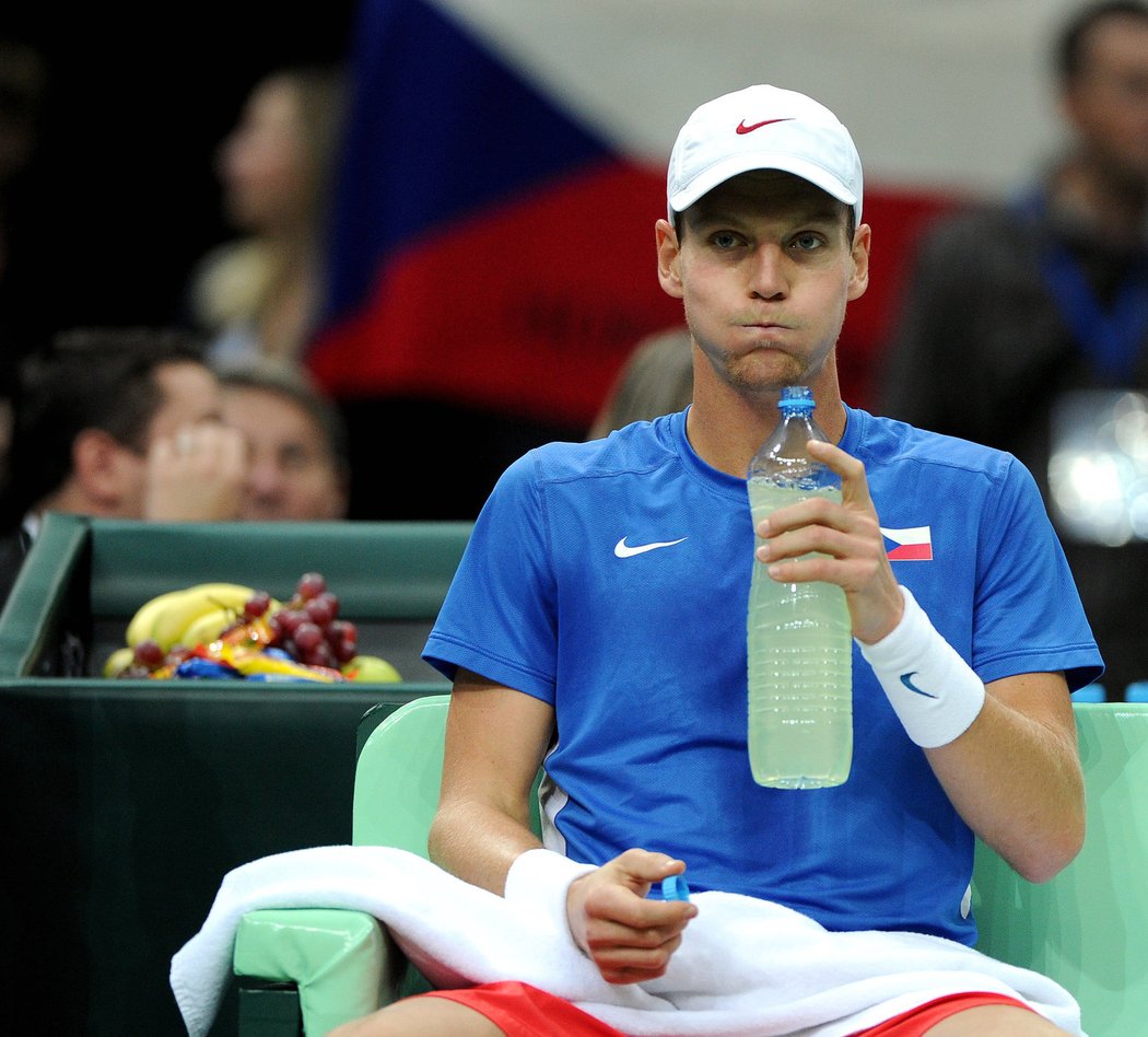 Tohle nevypadá dobře. Tomáš Berdych tahal s Davidem Ferrerem za kratší konec