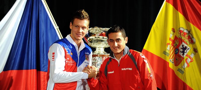 Tomáš Berdych (vlevo) a Nicolas Almagro pózují před pohárem pro vítěze Davis Cupu