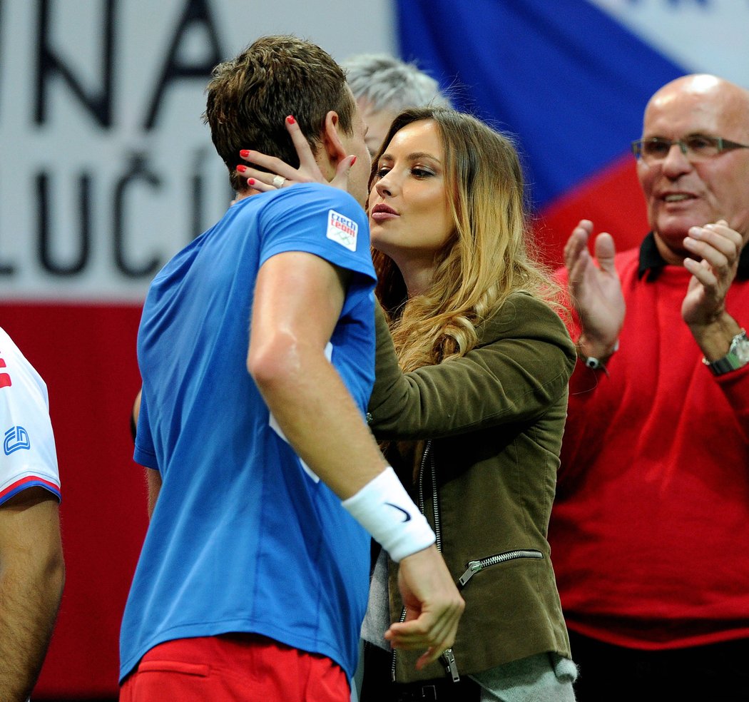Vítězná pusa pro hrdinu! Berdychova přítelkyně Ester mu gratuluje k vydřenému vítězství nad Almagrem