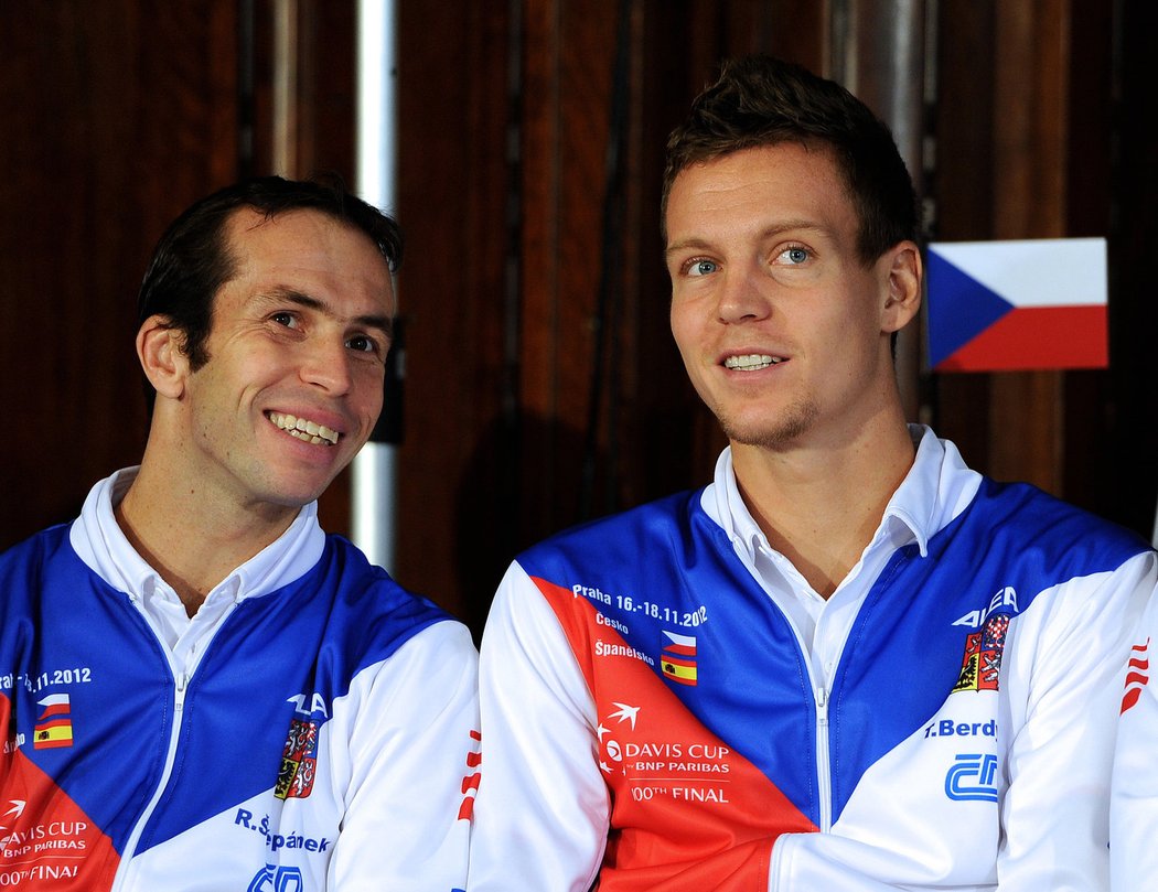 Tak nandáme jim to? Radek Štěpánek (vlevo) se naklání k Tomáši Berdychovi během losování finále Davisova poháru proti Španělsku