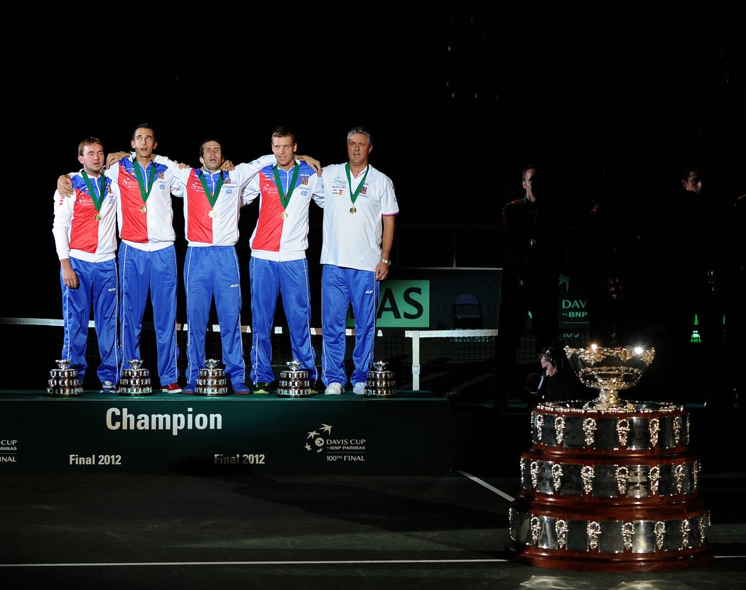 Nejkrásnější píseň - Ivo Minář, Lukáš Rosol, Radek Štěpánek, Tomáš Berdych a Jaroslav Navrátil zpívají s narvanou O2 Arenou českou hymnu