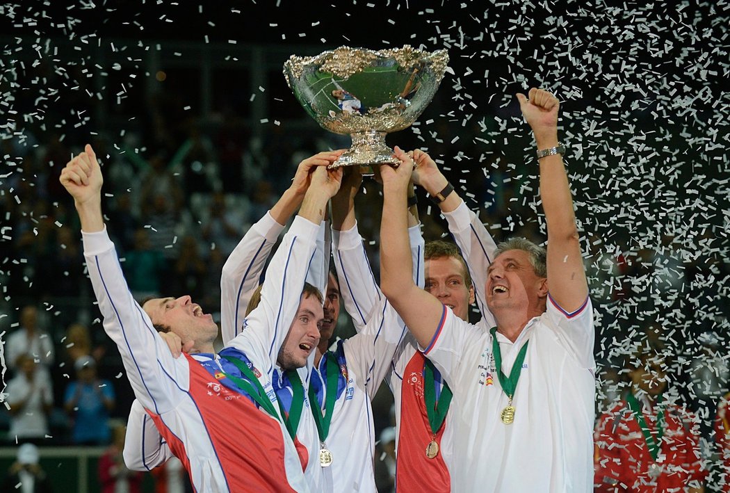 Čeští tenisté zvedají nad hlavu Davisův pohár