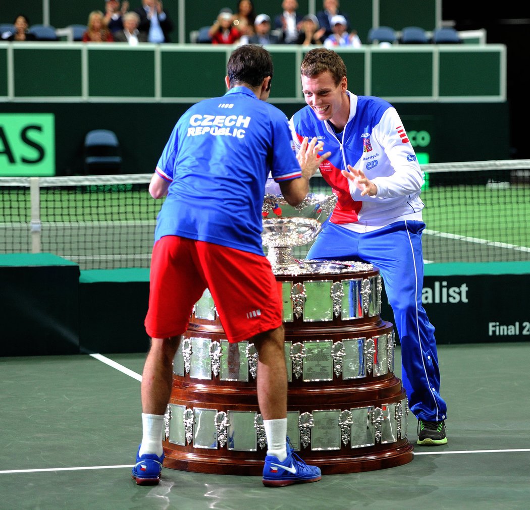 Radek Štěpánek a Tomáš Berdych se radují na salátovou mísou, kterou po 32 letech vyhráli pro Českou republiku