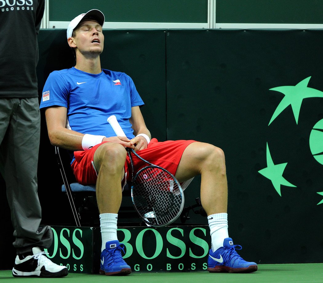 Tomáš Berdych se při čekání na výrok Jestřábího oka posadil na židli čárového rozhodčího