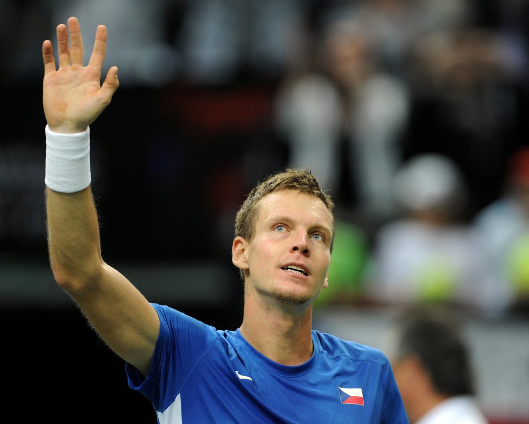 Udřený Tomáš Berdych děkuje fanouškům po dramatickém duelu s Almagrem