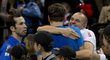 Zaskakující kapitán Vladimír Šafařík objímá Tomáše Berdycha po triumfu ve čtyřhře