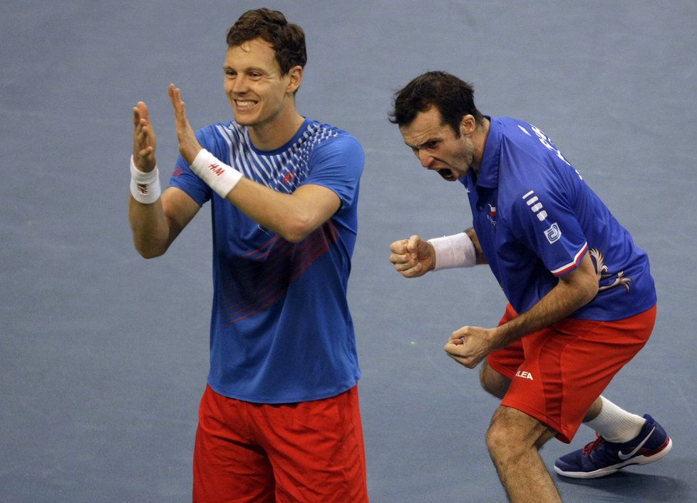 Tomáš Berdych a Radek Štěpánek (vpravo) slaví triumf ve čtyřhře ve finále Davisova poháru