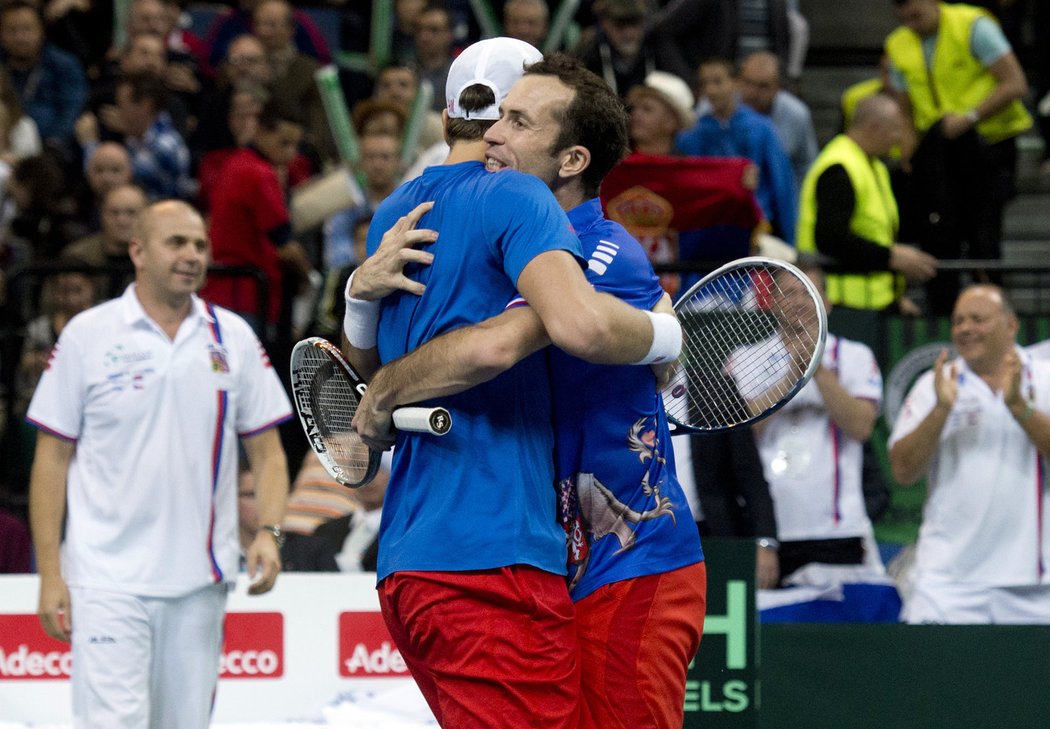 Radek Štěpánek objímá Tomáše Berdycha (vlevo) po triumfu ve čtyřhře nad Srby