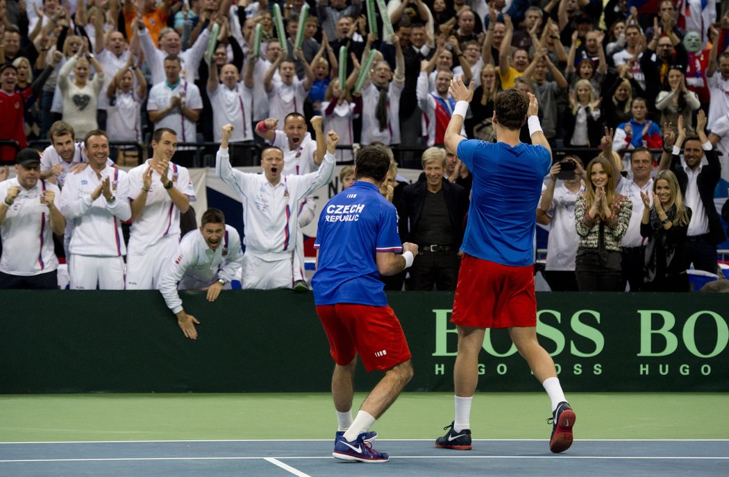 Radek Štěpánek a Tomáš Berdych (vpravo) se radují spolu s týmem a fanoušky ze zisku druhého bodu ve finále Davis Cupu