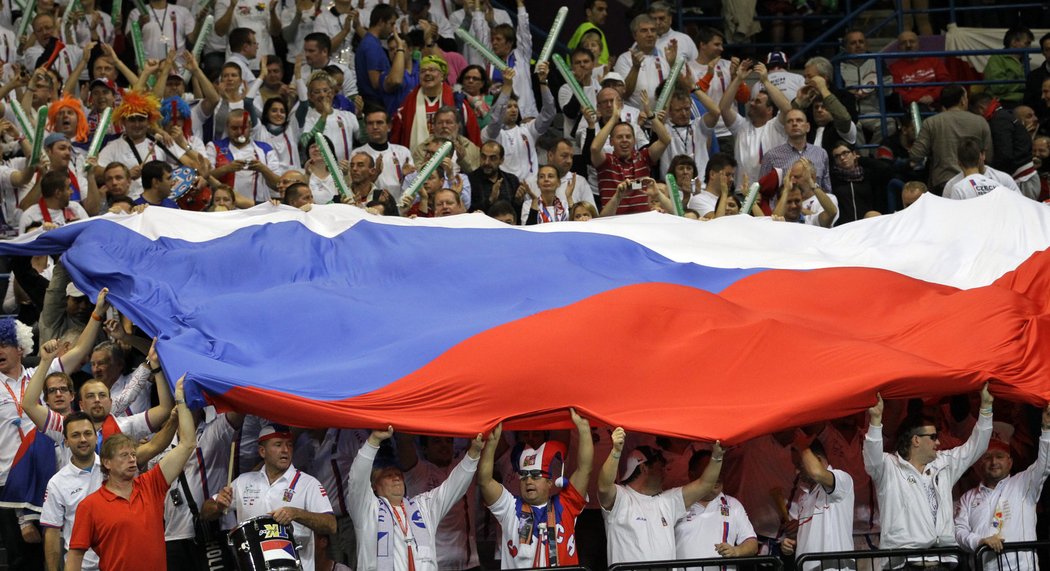 Čeští fanoušci se v srbském kotli při finále Davis Cupu rozhodně neztratili