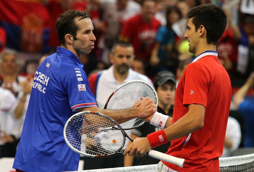 Radek Štěpánek si podává ruku s Novakem Djokovičem po dvouhře ve finále Davis Cupu v roce 2013