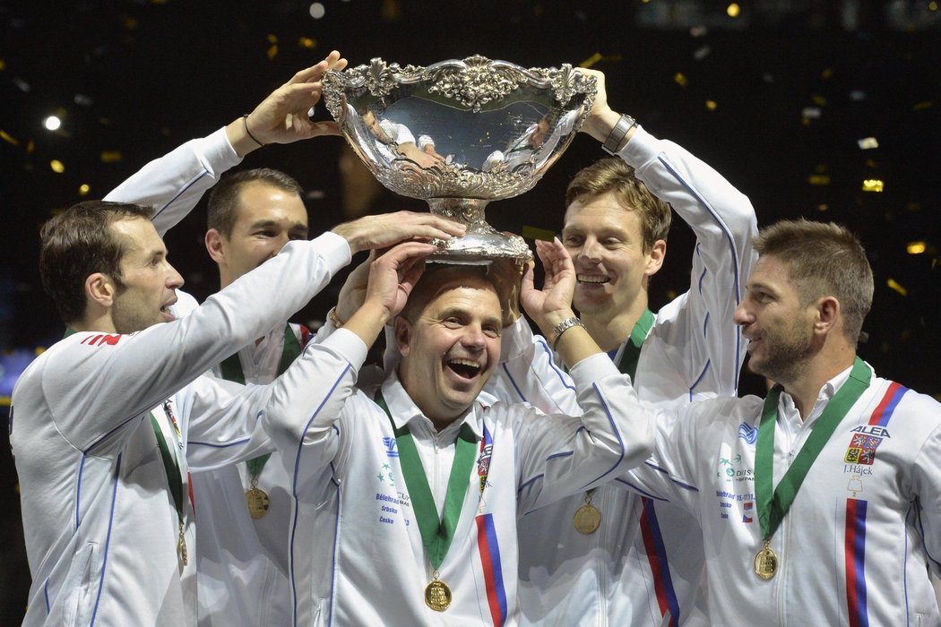 Český tým s trofejí po obhajobě triumfu v Davisově poháru. Salátovou mísu má na hlavě zaskakující kapitán Vladimír Šafařík