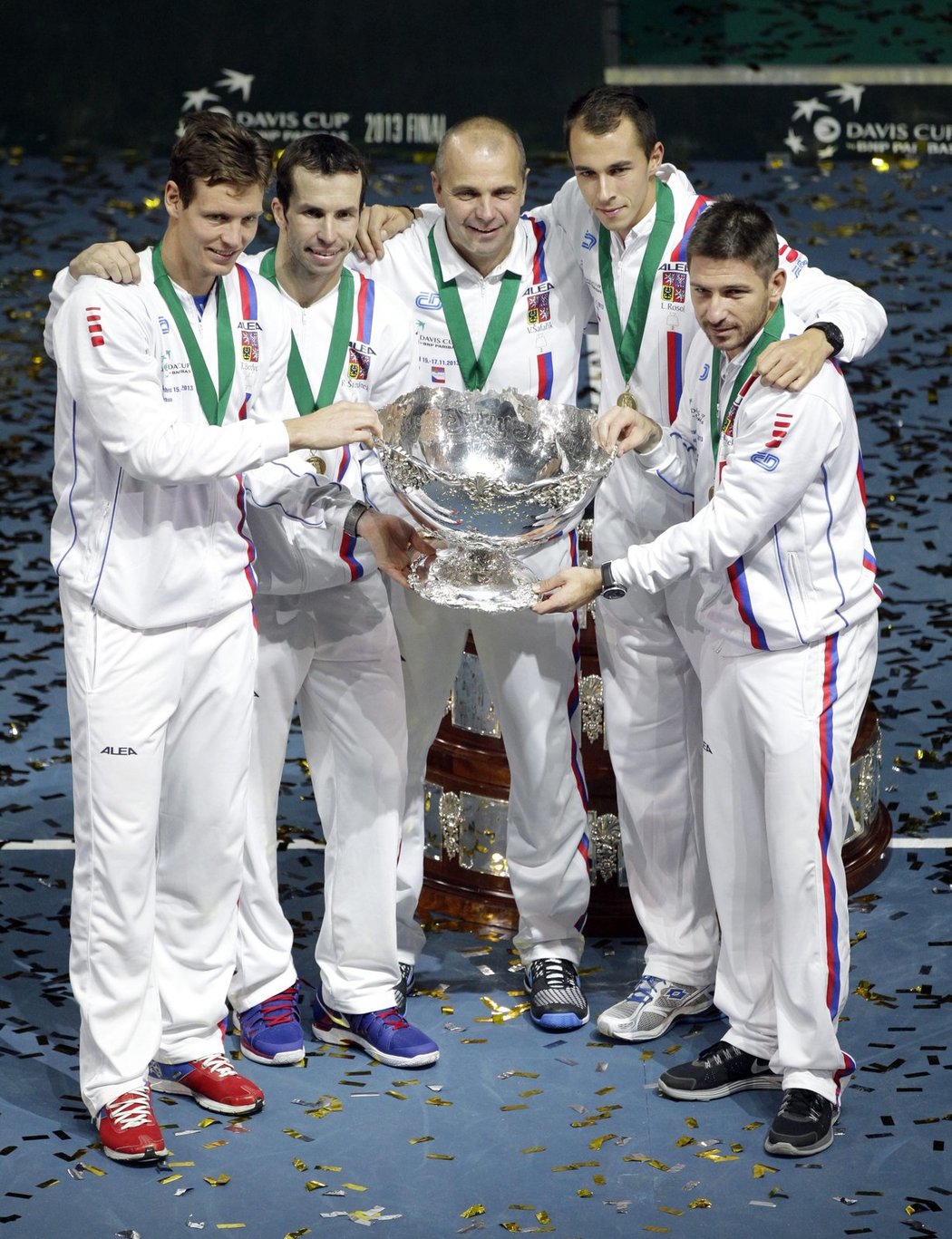 Zleva Tomáš Berdych, Radek Štěpánek, kapitán Vladimír Šafařík, Lukáš Rosol a Jan Hájek pózují s pohárem po triumfu v Davis Cupu