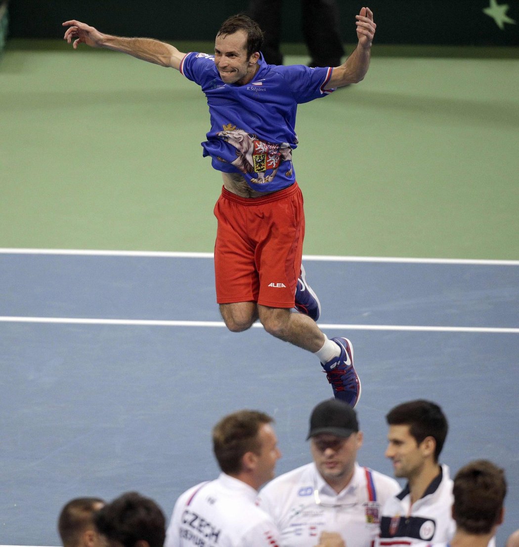 Radek Štěpánek slaví rozhodující vítězství ve finále Davis Cupu, dole si český tým podává ruce s Novakem Djokovičem