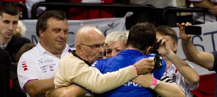 Radek Štěpánek se objímá s rodiče poté, co porazil Srba Lajoviče a získal rozhodující bod ve finále Davis Cupu