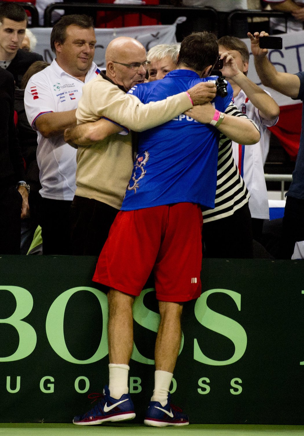 Radek Štěpánek se objímá s rodiče poté, co porazil Srba Lajoviče a získal rozhodující bod ve finále Davis Cupu