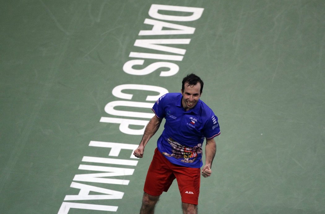 Radek Štěpánek slaví zisk rozhodujícího bodu ve finále Davis Cupu proti Srbsku