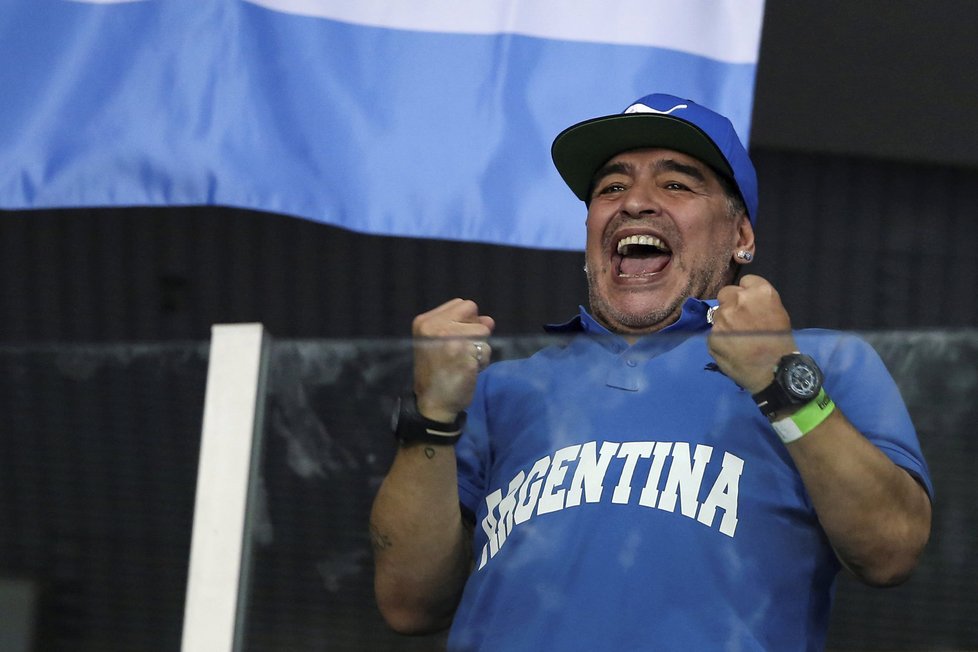 Legendární argentinský fotbalista Diego Maradona se raduje na finále Davis Cupu v Chorvatsku