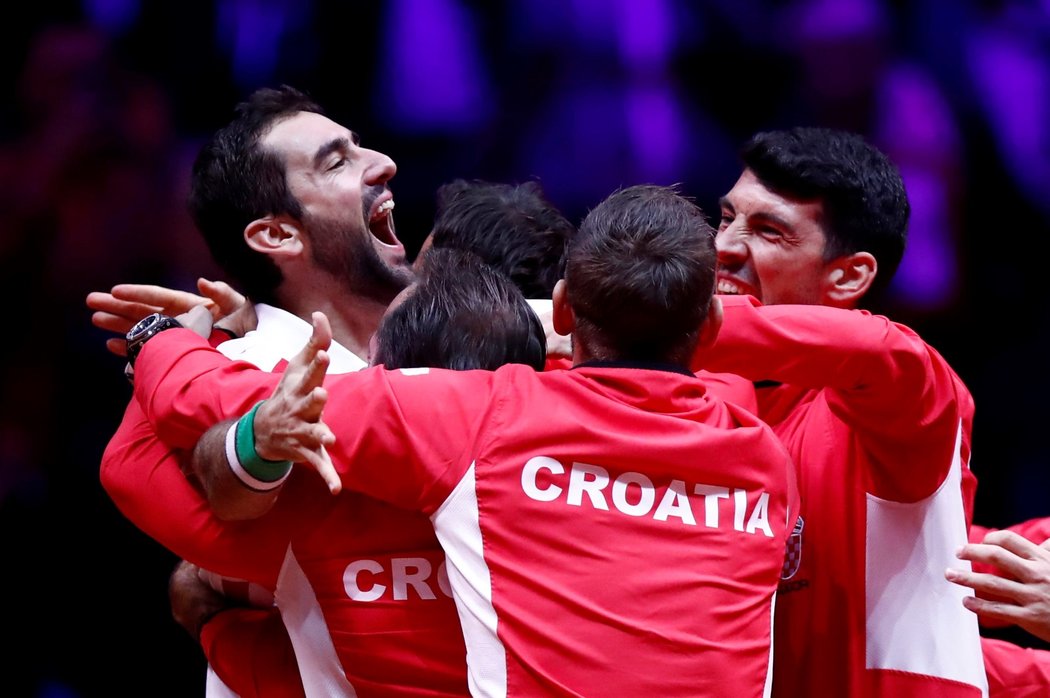 Chorvatští parťáci se vrhají na Marina Čiliče poté, co výhrou nad Lucasem Pouillem rozhodl o triumfu v Davisově poháru