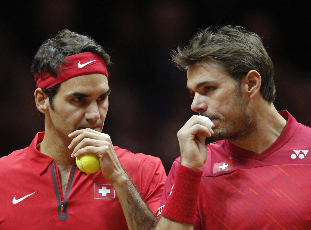 Roger Federer (vlevo) a Stanislas Wawrinka zvládli sobotní čtyřhru ve finále Davis Cupu a švýčarští tenisté tak vedou nad Francií 2:1.